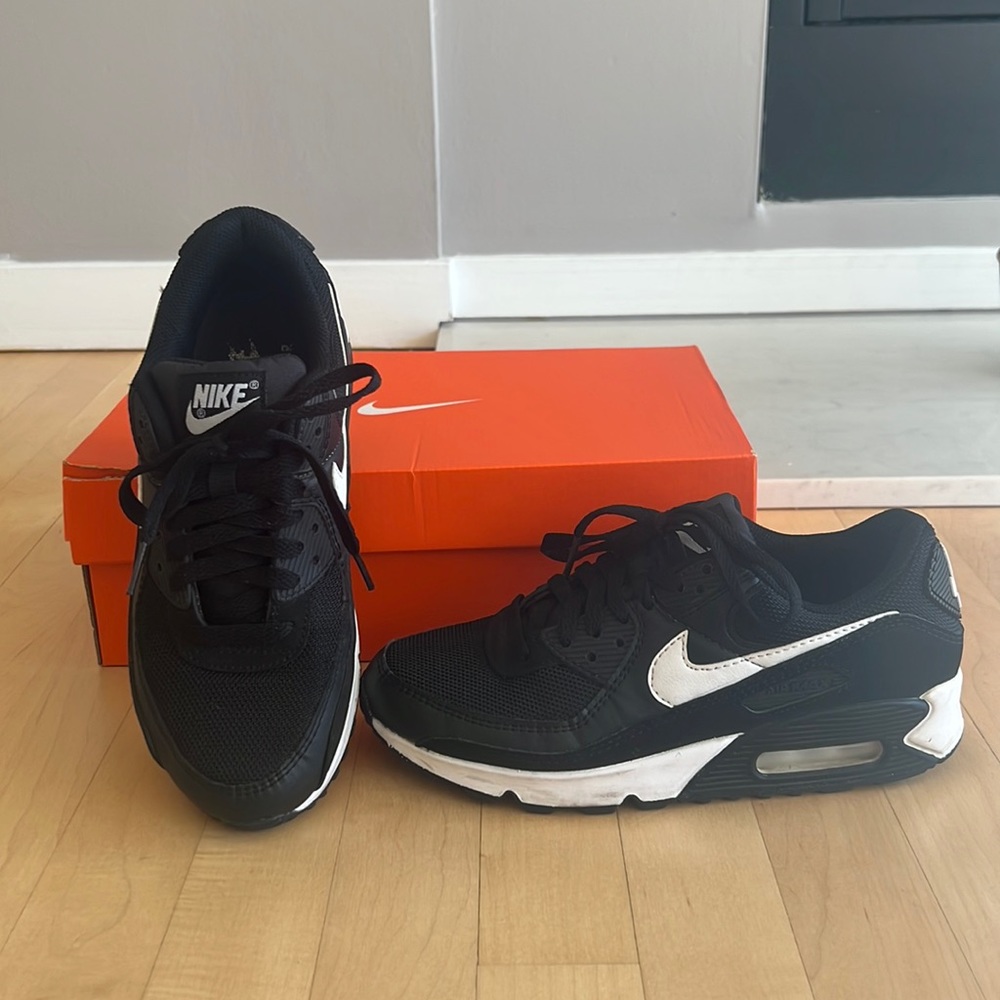 Women’s Nike AirMax 90 size 8 BASICALLY NEW